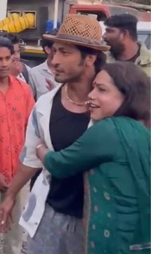 Vidyut Pauses Shooting For 'crakk' To Pose For Pics With Third Gender Fans Vidyut Pauses Shooting For 'crakk' To Pose For Pics With Third Gender Fans-TeluguStop.com