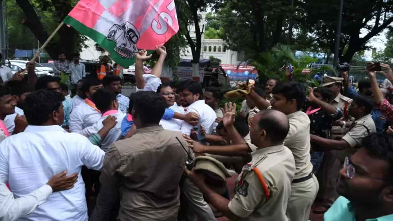  Hyderabad : Bjp And Brs Leaders Clash At Gun Park-TeluguStop.com