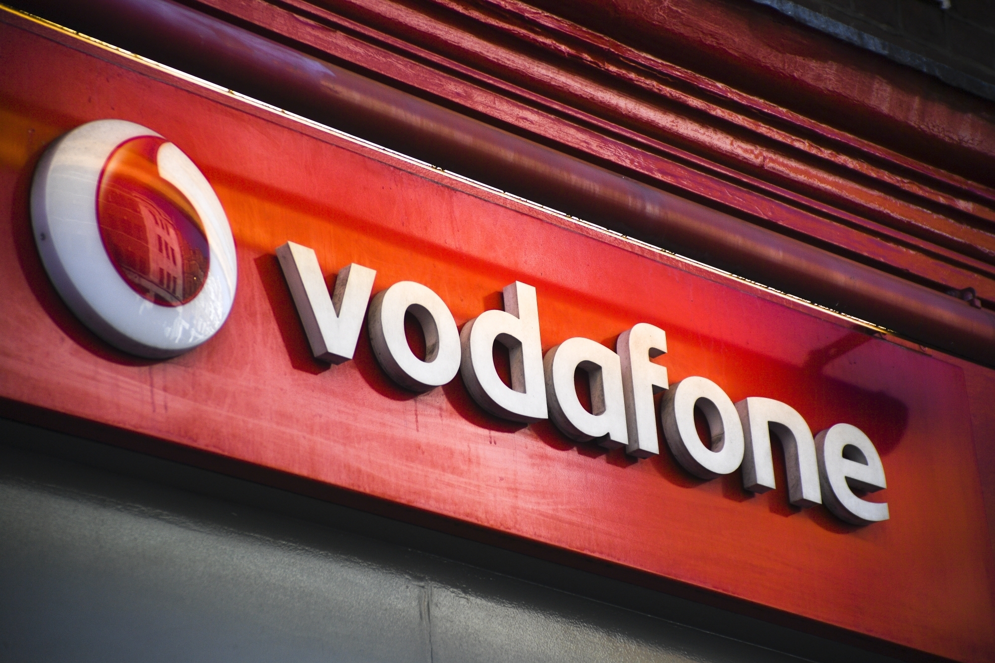  Vodafone, Ck Hutchison Approve Uk Mobile Business Merger-TeluguStop.com