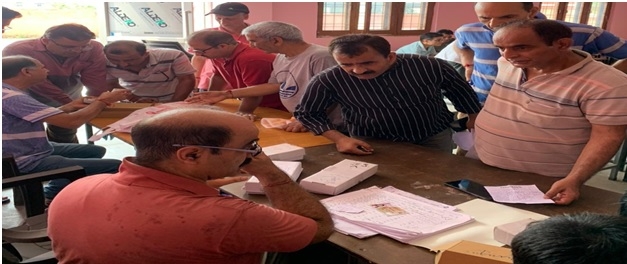  Voter Cards Provided To Kashmiri Migrants At Doorsteps-TeluguStop.com