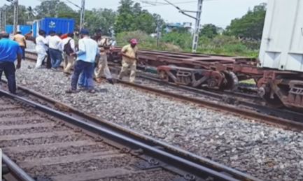  Goods Train Derailed In Vizianagaram.. !-TeluguStop.com