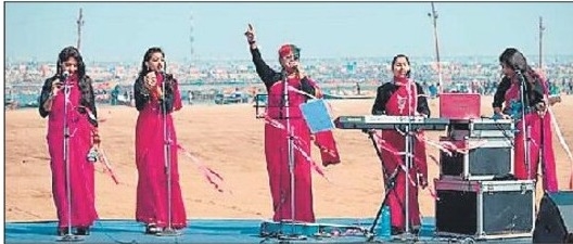  Women In Sarees Make This Band Rock-TeluguStop.com