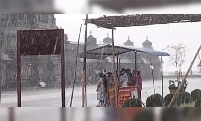  Yadadri Devotees Facing Problems With Heavy Rains Details, Yadadri Devotees , He-TeluguStop.com