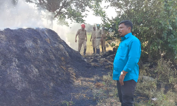  Accidental Fire Of Grass In Yella Reddy Peta, Yella Reddy Peta, Rajanna Siricil-TeluguStop.com