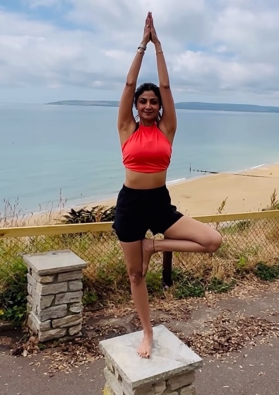  Yoga Helps Shilpa Shetty Stay Calm Focused, Weight Training Does The Trick For S-TeluguStop.com