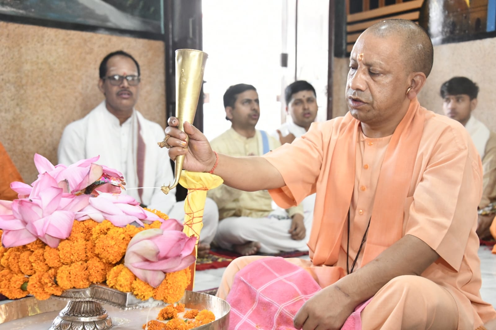  Yogi Celebrates His 51st Birthday Today In Gorakhpur-TeluguStop.com