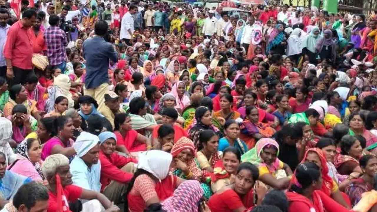  Hyderabad : Double Bedroom House Applicants Stage Protest At Ghmc Office-TeluguStop.com