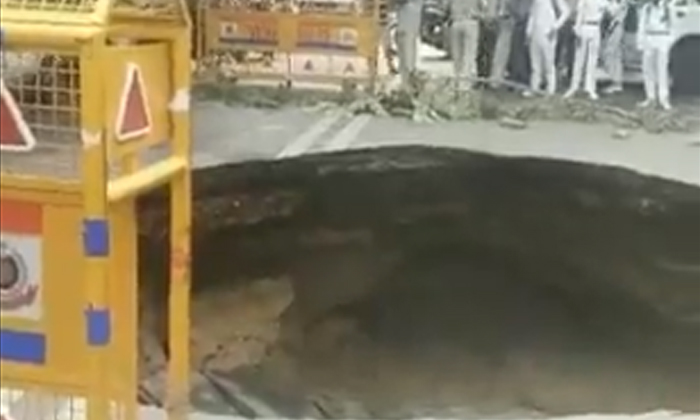 A Hole Like A Well On The Road A Missed Threat , Road, Viral News, Viral Latest A Hole Like A Well On The Road A Missed Threat , Road, Viral News, Viral Latest-TeluguStop.com