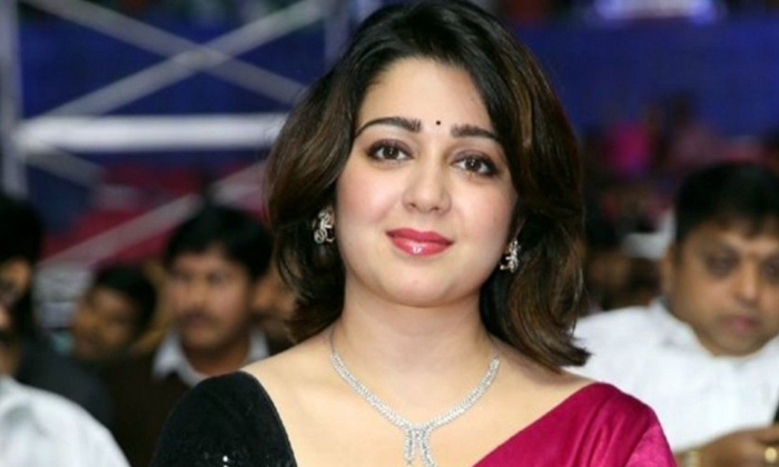  Producer Yalamanchi Ravi Clashes With Actress Charmi-TeluguStop.com