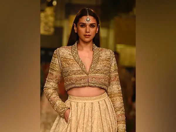  Regal Charms And Heritage Elegance: Aditi Rao Hydari Stuns In Ritu Kumar’s-TeluguStop.com