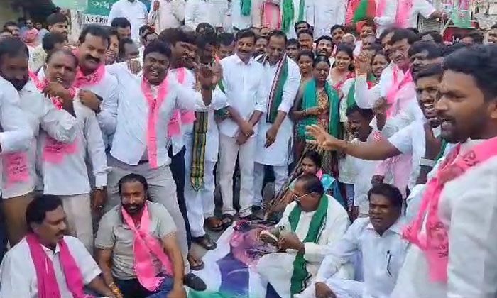  Brs Leaders Burnt Effigy Of Tpcc Chief Revanth Reddy Dishti Under Brs At Ambedk-TeluguStop.com