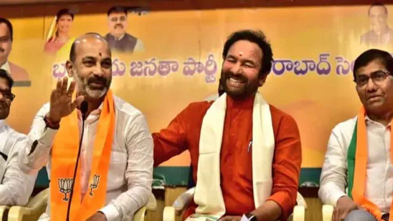 Telangana : Bandi Sanjay Puts Up A Bjp Show Of Unity With Kishan Reddy Telangana : Bandi Sanjay Puts Up A Bjp Show Of Unity With Kishan Reddy-TeluguStop.com