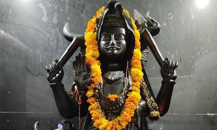  Donate These Things On Shravan Shaniwar To Remove Shani Dosha Details, Donate Th-TeluguStop.com