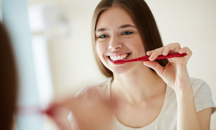  Don't Make This Mistake While Brushing Your Teeth If You Do It On Your Face , Br-TeluguStop.com