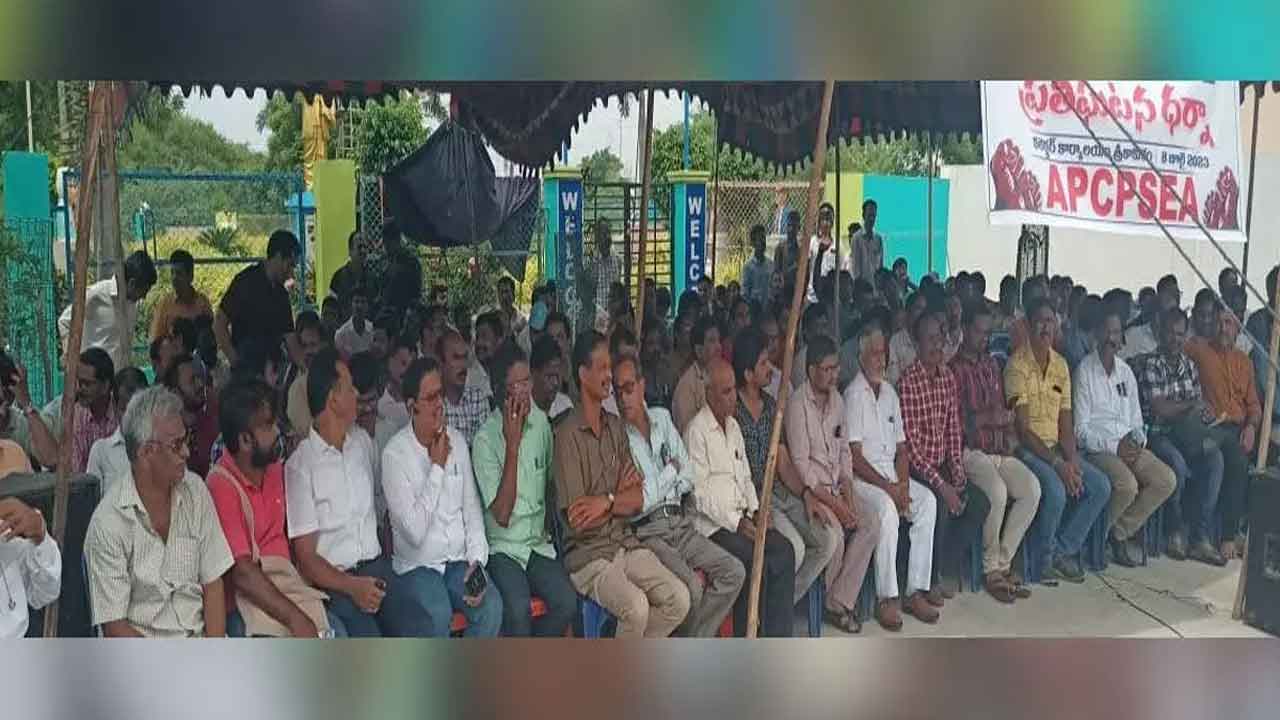  Andhra Pradesh : Govt Employees Protest To Cancel Contributory Pension Scheme-TeluguStop.com
