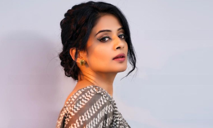  That's Why She Didn't Act In Kissing Scenes,priyamani,kiss Scenes,naga Chaitanya-TeluguStop.com