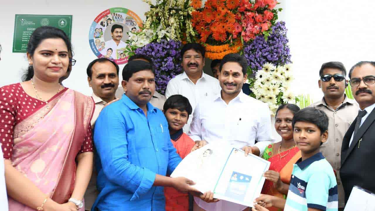  Andhra Pradesh : Amaravati Belongs To All Says Cm Jagan At Housing Project-TeluguStop.com