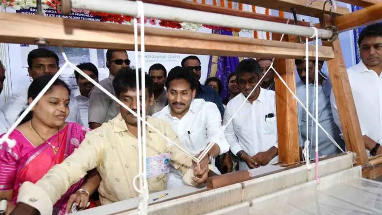  Andhra Pradesh : Cm Jagan Releases Ysr Nethanna Nestham Funds For Handloom Weave-TeluguStop.com