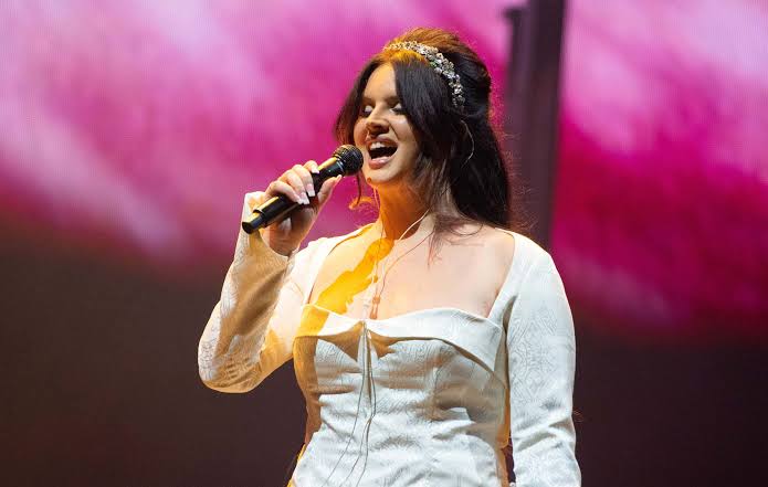  Lana Del Rey Apologizes To Devoted Fans After Glastonbury Incident-TeluguStop.com