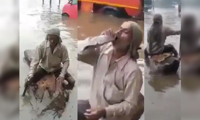  Man Special Ride On Stick In The Water In Heavy Floods Details, Man ,ride ,stick-TeluguStop.com