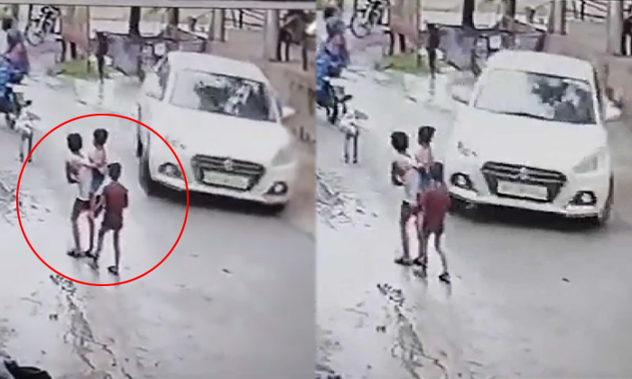  Man Hits 3 Children With Car Over Enmity With Their Father Video Viral Details,-TeluguStop.com