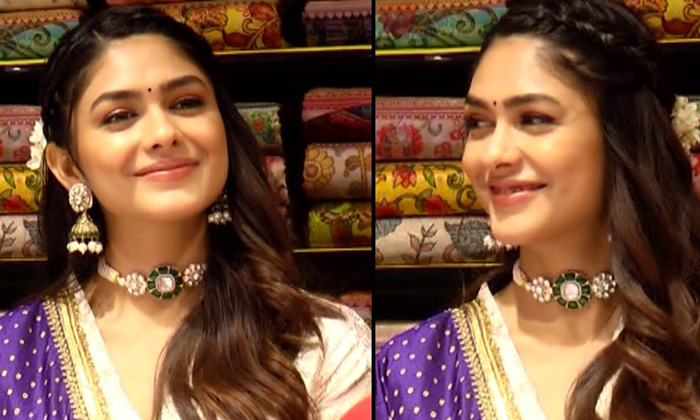  Mrunal Thakur Launched South India Shopping Mall In Guntur ,guntur ,mrunal Thaku-TeluguStop.com