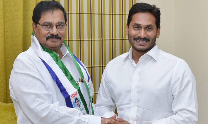  Nellore Mp Adala Prabhakar Reddy Has Denied The Reports That He Is Leaving The Y-TeluguStop.com