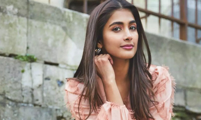  Pooja Hegde To Romance Ravi Teja, Pooja Hegde, Tiger Nageswara Rao, Ravi Teja, G-TeluguStop.com