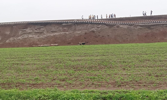  Railway Track Under Construction Washed Away Due To Heavy Rains In Madhya Prades-TeluguStop.com