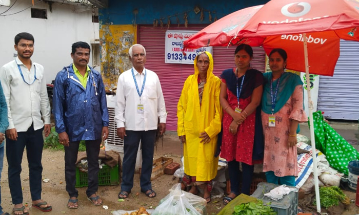  Rain Coats Given To Street Vendors In Rajanna Sircilla,rain Coats,rajanna Sircil-TeluguStop.com