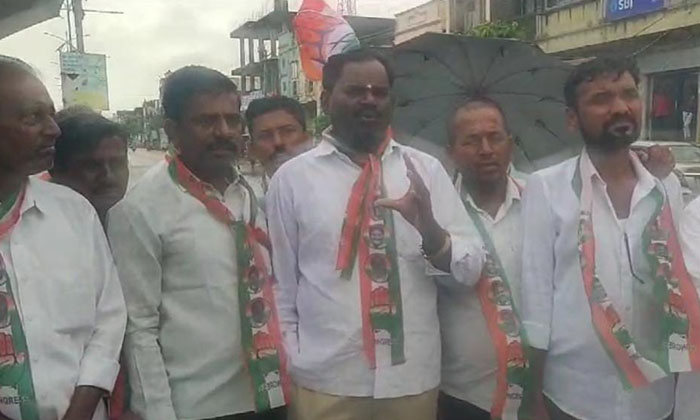 Ktr's Effigy Was Burnt For Not Being A Leader Of Rahul Gandhi Ktr's Effigy Was Burnt For Not Being A Leader Of Rahul Gandhi-TeluguStop.com