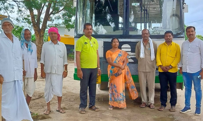  The Sarpanch Welcomed The Bus Which Was Surveying The Route ,rajanna Sirisilla-TeluguStop.com