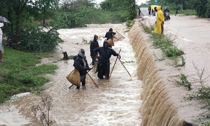  Rivers Overflowing With Heavy Rains-TeluguStop.com