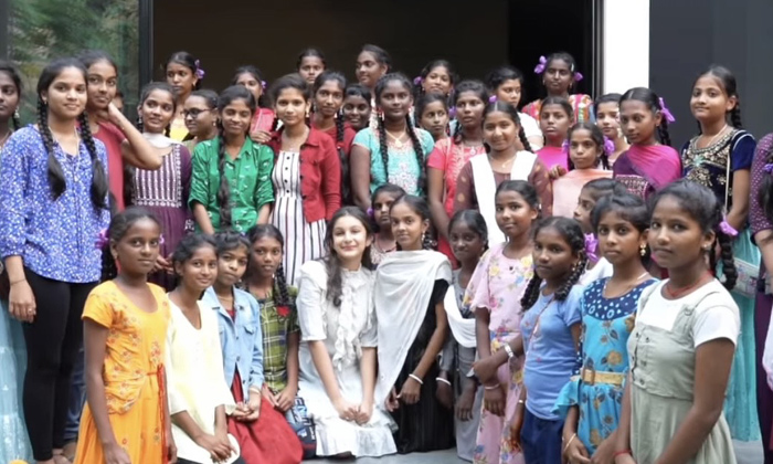  Mahesh Babu's Wife Namrata Shirodkar Shares School Girls Photo With Bicycles In-TeluguStop.com
