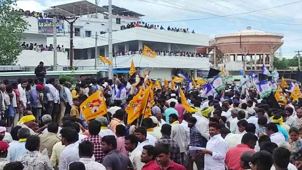  Andhra Pradesh : 15 Injured In Tdp And Ysrcp Workers Clash In Palnadu District-TeluguStop.com