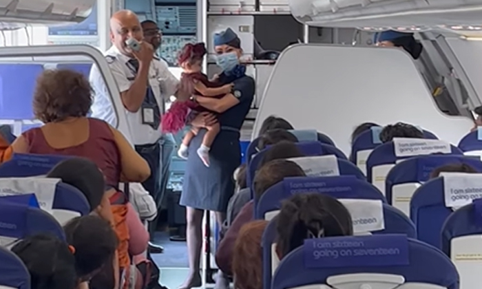  The Father Who Celebrated The Child's Birthday In The Plane The Video Has Gone V-TeluguStop.com