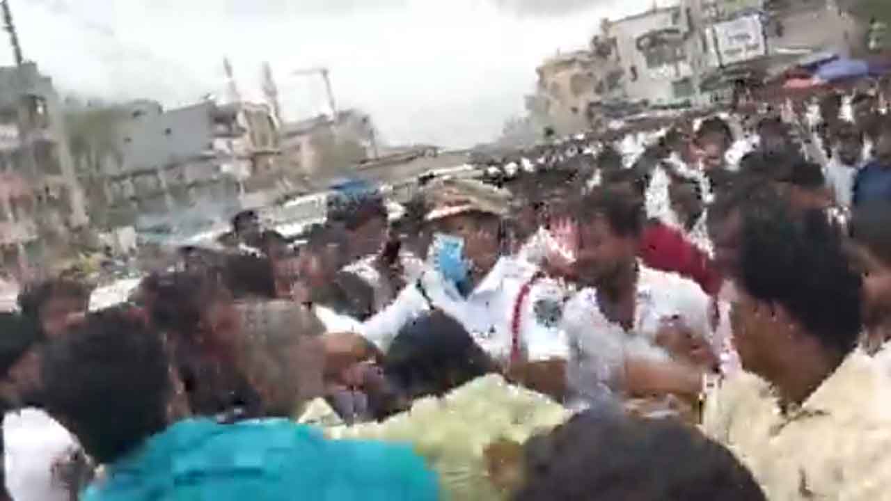  Hyderabad : Clashes Between Two Congress Groups In Uppal-TeluguStop.com