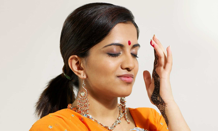  Why Applying Tilak On The Forehead Is Auspicious Details, Tilakam, Kumkuma, Tila-TeluguStop.com