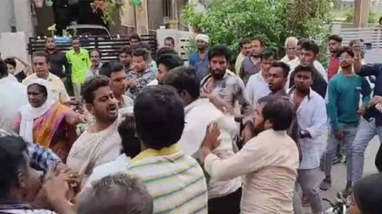 Andhra Pradesh : Ysrcp And Tdp Activists Attack Each Other In Narasaraopet Andhra Pradesh : Ysrcp And Tdp Activists Attack Each Other In Narasaraopet-TeluguStop.com