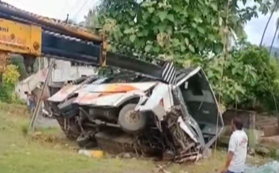  Rtc Bus Overturned In Anakapally District.. 3 Injured-TeluguStop.com