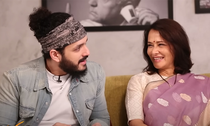  Amala Screams On Akkineni Akhil Sports Cars Posters In His Bedroom Viral-TeluguStop.com