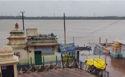  Rise Of Godavari Near Bhadrachalam-TeluguStop.com