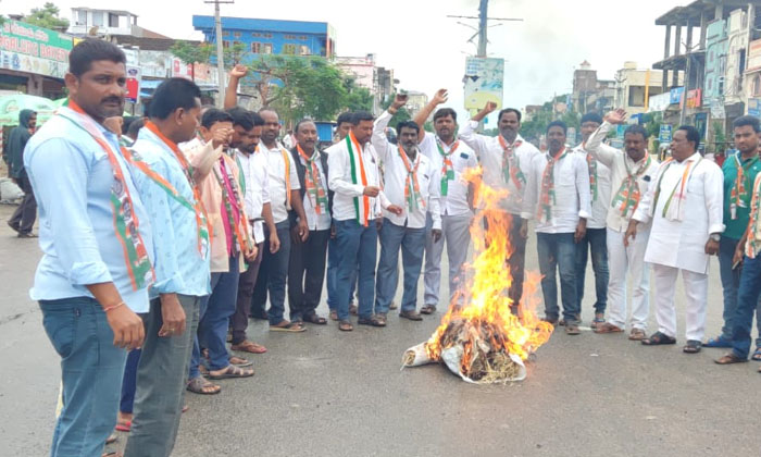  Burn Effigy Of Narendra Modi-TeluguStop.com
