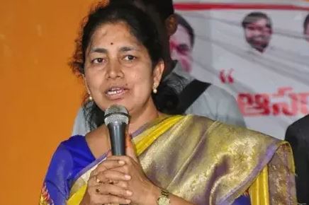  Bandi Sanjay Took False Oath..: Mla Gongadi Sunitha-TeluguStop.com