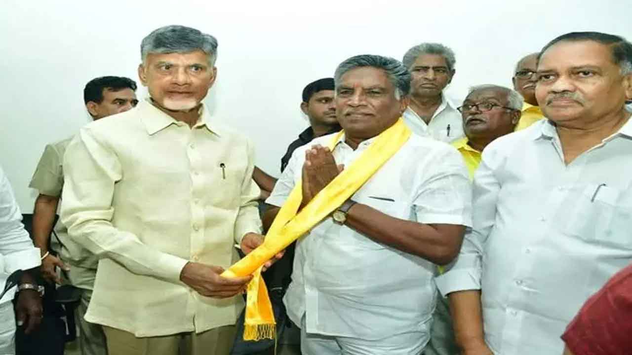 Big Blow To Jagan, Krishna District Ycp General Secretary Joins Tdp Big Blow To Jagan, Krishna District Ycp General Secretary Joins Tdp-TeluguStop.com