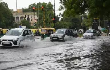  Heavy Rain Lashed Delhi-TeluguStop.com