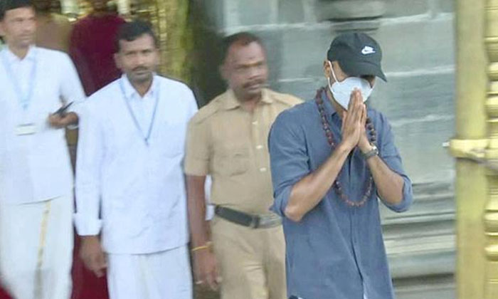  Hero Dhanush Visits Tirumala Temple-TeluguStop.com