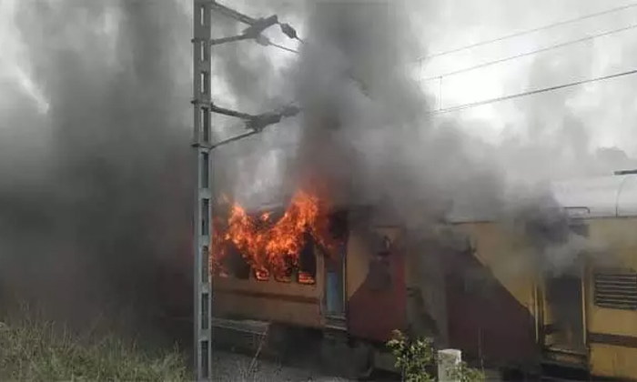 Falaknuma Express Train Catches Fire, Falaknuma Express Train ,falaknuma Express Falaknuma Express Train Catches Fire, Falaknuma Express Train ,falaknuma Express-TeluguStop.com