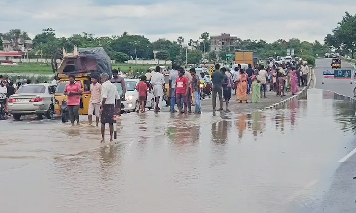 హైదరాబాద్ టు విజయవాడ హైవే పై వరద నీరు.. | Flood Water On Hyderabad To  Vijayawada Highway, Flood Water ,hyderabad To Vijayawada Highway, Ntr  District, Aitavaram, Heavy Rains, National Highway, Traffic, Nandigama  Mandal -