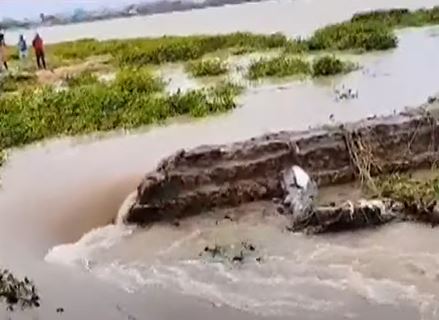  Water Leakage From Warangal Bhadrakhali Pond-TeluguStop.com